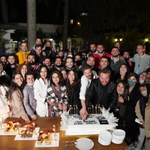 Engin Öztürk Instagram - Güzel yolculuk,güzel yuva,güzel son. Elinize emeğinize sağlık🙏bütün oyun arkadaşlarım,teknik ekibimiz ve siz Zeynep nezninde kadınların hikayesine şahitlik eden seyircimiz. İyi ki varsınız. Güzellikleri çoğalarak çoğaltacağız. @cagribayrak @ogm.pictures @drgbudayicioglu @eylemmmc @textpistols @acunilicali @tv8