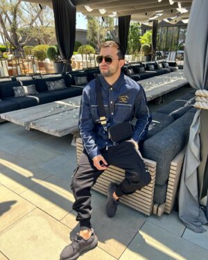 Enriko Gogokhia Instagram - Один фермер получил в подарок для своего сына белую лошадь. Сосед пришёл к нему и сказал:
— Вам очень повезло. Мне вот никто не подарил такую чудесную белую лошадь!
Фермер ответил:
— Не знаю, хорошо это или плохо... 
Однажды лошадь убежала в лес и не вернулась.
— Ох, какое несчастье! – сказал сосед.
Но фермер оставался спокойным.
— Я не знаю, хорошо это или плохо, — ответил он. 
Через несколько дней лошадь вернулась на ферму с табуном диких лошадей. Сосед говорил ему:
— Вам очень повезло. У вас теперь много лошадей. Вы богаты!
Фермер пожал плечами и сказал:
— Не знаю, хорошо это или плохо... 
Единственный сын фермера сел на дикую лошадь, чтобы её объездить, а та понеслась и сбросила всадника. Сын фермера сломал себе ногу.
— Ох, какой ужас! — сказал сосед. — Вы были правы! Теперь ваш сын останется калекой на всю жизнь!
Но фермер не казался чрезмерно удручённым.
— Я не знаю, хорошо это или плохо, — ответил он. 
Началась война, и всю молодёжь забрали на фронт, кроме сына фермера с его искалеченной ногой. Сосед снова пришёл к фермеру и сказал:
— Только ваш сын не ушёл воевать, как же ему повезло!
А фермер повторил:
— Я вновь не знаю, хорошо это или плохо... 
  В смысл в том, что ты никогда не узнаешь. Как это повлияет на твою  жизнь ✊🏻