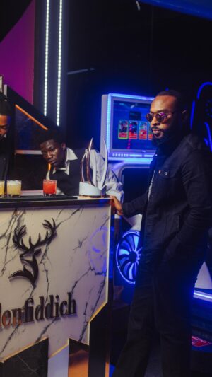 Enyinna Nwigwe Instagram - We did a VR thing with the @pyramidgameshowng private watch party @enzorealitylekki 

#FunTimes