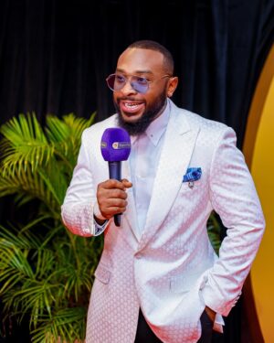 Enyinna Nwigwe Instagram - Some red carpet cho-cho-choo at the #Amvca10 with @superpicksng 🎤

📸 @ebenezerdada_photography @eodstudiosng