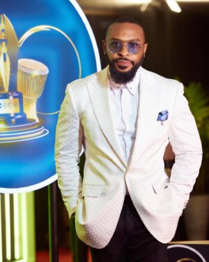 Enyinna Nwigwe Instagram - When I get small money me sef go dress like King @mofedamijo 🤴🏾

For now, use this one hold bodí 🤍

📸 @rockyemmyphotography 

👓 @theshankstar_store @the_shankstar 

#Amvca10 
#PyramidNigeria
#10MillionNairaPyramidGameshow

#May18