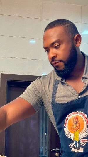 Enyinna Nwigwe Instagram - Been a minute since man’s been in the kitchen yu nuh?! 

The official Nigerian Sunday afternoon lunch. 🍚🥘

Who knows the Nigerian meaning of #RSVP ? 

What should I put to the side of this to complete it? 👨🏾‍🍳

What are you bringing to the table? 

Happy Sunday My People….. #FoodIsReady
