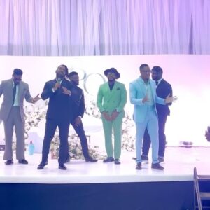 Enyinna Nwigwe Instagram - Throwing it back to #KKTV24 when I thought to quickly serenade the guests at the lobby before the wedding reception proper. 

The slides that follow took us all by surprise, however the #KktvBoys were up to the task. As a descendant of #Mozart 🎹 I had to step away from my classical music head to perform a classic r&b song by #Boys2Men . 🧔🏾‍♂️🚿

Thank you for capturing the moment @oshakb 

@kunleremiofficial my invoice is in the mail. 📬

#Weddings 🎊