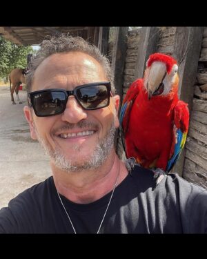 Enzo Salvi Instagram - Amare e rispettare gli animali e comprendere la profonda connessione che li lega tutti, uomo compreso, vuol dire essere davvero in armonia con l’universo. Raggiungere questa consapevolezza, però, comporta anche una responsabilità: le persone che sono molto attaccate agli animali, infatti, sentono il dovere di difenderli e di proteggerli ed è anche per questo che si impegnano contro chi, invece, li sfrutta o, peggio ancora, li maltratta. Bonnie My Love❤️