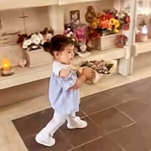 Enzo Salvi Instagram - “Vi presento Aurora , una dolcissima bambina di un anno e mezzo cresciuta con dei valori umani dettati dal cuore. Dopo tre giorni dalla sua nascita la prima cosa importante per me era che conoscesse la grande donna che era mia nonna, la sua bisnonna, pur sapendo che non avrebbe mai ricordato quell attimo , essendo malata di  alzheimer , ma un gesto che le racconto ogni giorno per mantenere vivo il suo ricordo in lei come in noi. Dopo esattamente un mese dalla sua nascita è venuta a mancare, ma noi, come la zia , non abbiamo mai smesso nemmeno un secondo di raccontare la splendida donna che era per tutti noi e il ruolo fondamentale che occupava nei nostri cuori. Ad oggi sono qui fiera della bambina che sto crescendo e commossa dall amore che prova per lei donandole i fiori come ha fatto la zia il giorno del suo matrimonio . “ un bacio la mamma di Aurora 😍.( Veronica la sorella di mia Nuora Federica ) I VALORI CHE SI TRAMANDANO ❤️