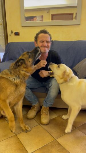 Enzo Salvi Instagram - Poi torni a casa dopo una settimana e i tuoi figli ti riempiono di baci ❤️❤️ ( Quelli pelosi .. I miei neanche se ne sono accorti che sono tornato….)