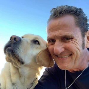 Enzo Salvi Instagram - 🐾❤️ Enzo Salvi 

Enzo Salvi è un noto attore comico, ideatore e protagonista di numerosi spettacoli teatrali e film divertenti grazie ai quali è diventato un’icona della comicità romana. Simpatico e divertente.
Ma non tutti sanno che l’attore ha un immenso amore per gli animali.
 
🐾“Sono stato sempre attratto da queste meravigliose creature. Quando ero piccolo e mia madre mi portava a spasso, qualche volta sparivo, ma le bastava arrivare al negozio di animali vicino casa dove puntualmente mi trovava col naso attaccato alla vetrina a guardare gli animali.”

🐾“Un giorno, quando ero ancora bambino, mio padre decise di portarmi a caccia con lui ma io non facevo altro che spaventare gli uccelli per salvarli e naturalmente quella fu la mia unica volta.”

🐾“Io amo tutti gli animali, e sostengo che proteggere è la più bella voce del verbo amare. Victor è stato il mio primo cane, per me come un figlio. I cani quando entrano in una casa diventano parte della famiglia e purtroppo quando se ne vanno lasciano un vuoto incolmabile.”

🐾“Mi sono sempre adoperato per garantire un pasto agli animali meno fortunati. E tutte le occasioni sono buone!”

🐾“Ho tre pappagalli e tre cani. Mi sento un po’ Noè. Ma preferisco sempre loro agli esseri umani.”

🐾“Sono certo che un mondo popolato soltanto da animali sarebbe infinitamente migliore.”

🐾“Per Natale non regalare un animale, i regali si riciclano, gli animali no.”

🐾“Quando è morto il mio cane Victor la gente diceva che soffrire per un animale era esagerato. Io sto ancora male. È morto a dieci anni dopo una lunga malattia e sono dovuto ricorrere all’eutanasia perché la sofferenza era grande. Il cane è fedele, non tradisce, incrociare il suo sguardo è una cura.”

Grazie Enzo Salvi, il tuo cuore è immenso 👏🏻👏🏻❤️❤️❤️🐶

#EnzoSalvi #amoreanimali #amiciaquattrozampe #AnimaliFelici #cani #love #iononabbandono #amoreincondizionato❤️🐶