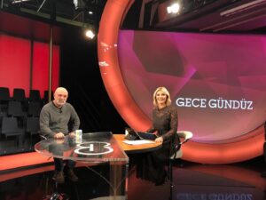 Ercan Kesal Instagram - Yazıp yönettiğim ve başrolünde olduğum, dünya prömiyerini Rotterdam Film Festivali’nde yapacak olan Nasipse Adayız 
filmimiz ile NTV Gece Gündüz’de bugün 17.30’da  Gülay Afşar’ın konuğuyum. @ntv @gulayafsar #NasipseAdayız
