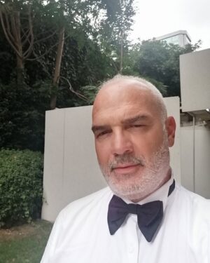 Erdal Cindoruk Instagram - Arada bir papyonlu..;)))@dittoakademi # Bodrum @trt @gönüldağı