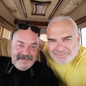 Erdal Cindoruk Instagram - Dünkü bölümden sonra yoğun bir şekilde izleyicilerimiz @adusenkalkar kardeşimin kovit belasına bulaştığına dair kaygılarını dile getirdiklerini izliyorum. Bunun söz konusu olmadığını, sadece senaryo gereği 26. bölümde olmadığını bilmenizi istedim. Hatta kanıt olarak şu an birlikte set'e gitme fotosu... :)))
