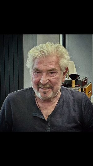 Erdal Özyağcılar Instagram - Mutlu mutsuz,acı tatlı,güzel çirkin,herşeye ama herşeye bu yalan dünya da önce şükür sonra tevekkül gözüyle bakın.En azından bir deneyin!
