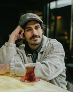 Erdem Kaynarca Instagram - Çay verenleriniz çok olsun.. iyi bayramlar🍀🍀☕️