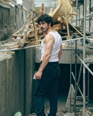 Erdem Kaynarca Instagram - Hayatta en hakiki mürşit an’dır. Hessağbı.
