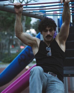 Erdem Kaynarca Instagram - Kırılan senin kalbindir.
📸@yagmursstudio