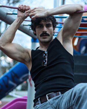 Erdem Kaynarca Instagram - Kırılan senin kalbindir.
📸@yagmursstudio