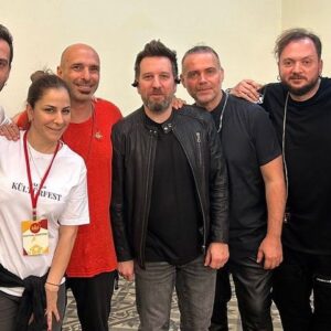 Erdem Yener Instagram - Dün akşam @gslfest ‘te sevgili Tolga Akyıldız’ı andık. Gripin ailesi, İrem ve Fatih’le güzel bi anımız daha oldu. Nur içinde yat Tolga. @gripinonline @muraz @namoglubirol @iremozbey