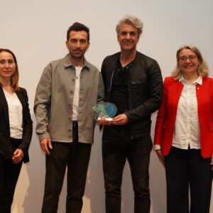 Erdem Yener Instagram - Ben Seni Dinledim skecimizde karbon ayak izinden bahsetmemiz sebebiyle İTÜ karbon zirvesinde değerli hocalarımız bizi ödüllendirmek istedi. Biz de Uğur’la tüm @guldurguldur ailesi adına gittik. Tatlı hocamızı da BKM’ye davet ettik. herkese sevgi&saygı&öpücük.