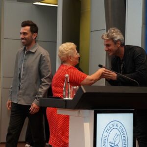 Erdem Yener Instagram - Ben Seni Dinledim skecimizde karbon ayak izinden bahsetmemiz sebebiyle İTÜ karbon zirvesinde değerli hocalarımız bizi ödüllendirmek istedi. Biz de Uğur’la tüm @guldurguldur ailesi adına gittik. Tatlı hocamızı da BKM’ye davet ettik. herkese sevgi&saygı&öpücük.