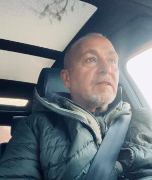 Erdoğan Atalay Instagram - Kauf das Papa ! 😀Es ist so wundervoll wie Kinder die Welt aus ihren Augen sehen und es wäre für unsere Welt sicher besser wenn wir es ab und zu auch machen würden. Kinder kennen keine Vorurteile, Kinder verurteilen andere nicht , Kinder sind pur und sie lernen die Werte die wir ihnen geben und versuchen vor zu leben . Schützen wir sie !!! Grüße …….erdogan 😎