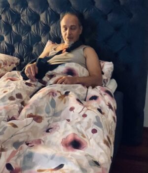 Erdoğan Atalay Instagram - Es schläft sich herrlich , wirklich sehr gemütlich !! @belando_betten  merci ….. erdogan 😎