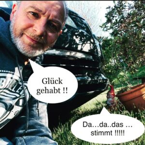 Erdoğan Atalay Instagram - Das war knapp 😅…. Grüße…erdogan 😎 #gartenzwerge #crasch  @teamcobraeleven #cobraeleven_erdogan