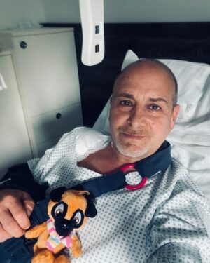 Erdoğan Atalay Instagram - Grüße aus der Klinik ! ….. erdogan 😎 #klinik #operation #schulter #sehnen #knochen @action_concept @rtl_de @cobraeleven_erdogan