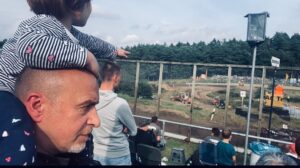 Erdoğan Atalay Instagram - Heute mal beim Autocross in Grambek 😎 Es ist laut , es ist Staubig , die Crosswagen driften um die Ecken und es gibt Pommes 🍟……was will man mehr ! Grüße….. erdogan 😎#autocross #rennen #grambek #motorsport @teamcobraeleven