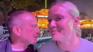 Erdoğan Atalay Instagram - Ein verdammt harter Drehtag auf dem Pützchenmarkt in Bonn !! ….. Grüße… erdogan 😎 @puetzchensmarkt @rtl_com @action_concept #action #film #jahrmarkt #kirmes #pützchensmarkt #fernsehen