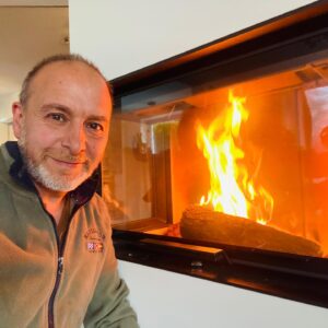 Erdoğan Atalay Instagram - I love my Fireplace when it’s cold outside ….. it’s so romantic 😌 best and warm wishes to you all….. erdogan 😎#fireplace #romantic #warm #kamin #kaminofen @teamcobraeleven
