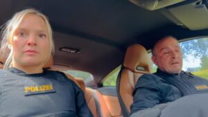 Erdoğan Atalay Instagram - Türen schließen und Vorsicht bei der Abfahrt 😎……Grüße…..erdogan !!! @action_concept  @rtl_com  #film #fernsehen #alarmfürcobra11