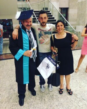 Eren Can Vurucu Instagram - Allah başımdan eksik etmesin sizi🙏🏻 8.yılımda Beykent Üniversitesini çiçek gibi bitirmişim.Tüm arkadaşlarıma,öğretmenlerimize teşekkür ederim vay la ☺️(Fotoğraf , kepi yalandan attığım zamana aittir.)