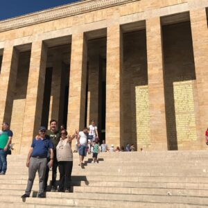 Eren Can Vurucu Instagram - Anam Ve Babam ile en önemli Bayram ziyaretini yaptık.Başkomutan Mareşal Gazi Mustafa Kemal Atatürk'ün kurduğu bu güzel Türkiye Cumhuriyeti için ; Sonsuz sevgi , saygı ve özlemle ağlayarak gezdik.Teşekkürler Atam. 🙏🏻ATA'yı seveni severim.Sevmeyenle işim olmaz🇹🇷🇹🇷🇹🇷