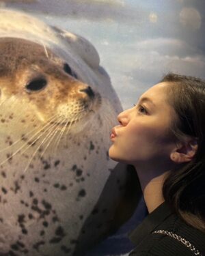 Erena Mizusawa Instagram - 小さい頃はよく水族館に行っていて、ペンギンのリュックが大のお気に入りだったな♡
シュノーケリングとダイビングしたい☺️
イルカやウミガメ、お魚たちと一緒に泳ぎたい〜🫶🐠✨

 #水族館
 #八景島シーパラダイス