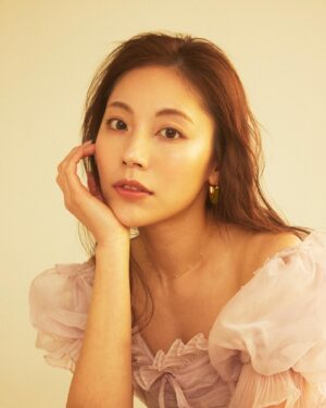 Erena Mizusawa Instagram - 💎🦩🥭

photo @kawaikazuho
hair&make @akemimuraki 
stylist @mare_amano_