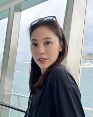 Erena Mizusawa Instagram - 紫外線が強くなって、服も薄着になってきたのでケアに力を入れ始めました☺️

日焼け止めは毎朝、洗顔後に必ず塗っています☀️
 @larocheposayjp をずっと愛用していて、もう5本は使っているかな🐬
仕上がり感が好きなんです🫶

 @iherbjapaneseで基礎的なサプリメントを購入して毎日飲んでいます🙌
最近母にも数種類プレゼントしました😊

💇‍♀️Hair
 @freera_hair 阿部さんには長年お世話になっているので、髪質や好みもばっちり把握してくださっています☺️
カラーもトリートメントもスパも最高✨
髪の毛が綺麗だと気分も上がります🙌

👙Body
久しぶりに @total_salon_ibc に行ってボディケアをしてもらいました！
一年以上空いちゃいました〜🥲
30代に入ったので、定期的にプロの方々の力もお借りして自分らしいhealthy bodyでいる努力をし続けたいです☺️

雨が降ったり、蒸し暑かったり、体調管理大変ですが一緒に乗り越えましょう🫡🤍

 #スキンケア #日焼け止め #日焼け対策 #サプリ #インナービューティー #ヘアケア #トリートメント #ボディメイク #ボディケア