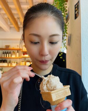 Erena Mizusawa Instagram - 大好きなジェラート♡
幸せ〜
食べる時はいつも真剣です🫡

みんなは何味が好き？

 #ジェラート
 #スイーツ
 #ミルクティー
 #gelato
 #icecream 
 #milktea
 #エレナのごはん