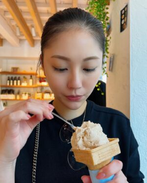 Erena Mizusawa Instagram - 大好きなジェラート♡
幸せ〜
食べる時はいつも真剣です🫡

みんなは何味が好き？

 #ジェラート
 #スイーツ
 #ミルクティー
 #gelato
 #icecream 
 #milktea
 #エレナのごはん