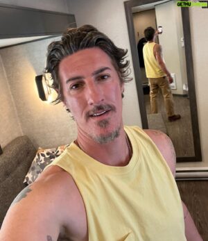 Eric Balfour Instagram - Good morning family. Don't mind the awkward vibe in the mirror. 🤙🏽

Also not sure if I've said it but happy #pride month 🌈