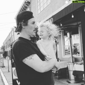Eric Balfour Instagram - “You gotta be able to smile through the bullshit.” – Tupac 🤙🏽