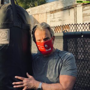 Eric Braeden Instagram - Get your holiday masks now! Link in my bio! 🎄 ☃️