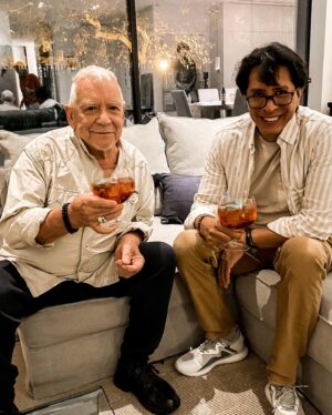 Eric Burdon Instagram - Here’s to new friends! 
With a touch of #moras(blackberries), blessed by its creator @tomasochoa0510 
It takes a true artist to create this #OchoaMuseGin&Tonic!                   

📸 @marianna_burdon