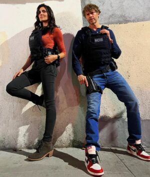 Eric Christian Olsen Instagram - Dear bad guys,
Please chill over the holidays. Kensi & Deeks be back for you in January. 
Thank you in advance for your cooperation,
Kensi Marie Blye
.
Queridos maus,
Por favor portem-se bem durante as férias. A Kensi e o Deeks voltarão à perseguição em Janeiro.
Obrigada desde já pela vossa cooperação,
Kensi Marie Blye
.
#densi #keeks #downtown #ncisla #goodguys #badguys #closedfortheholidays #Kensi #Deeks
