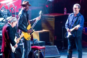 Eric Clapton Instagram - Eric Clapton photographed at Madison Square Garden alongside @garyclarkjr & @jimmievaughanofficial in 2017. 

📸: Dana Distortion