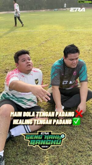 Eric Fuzi Instagram - Menyempat eh @ericfuzi_f88 @wannsahmad_official @azmi_saat ! Bila dah kaki bangku, ni jela yang mampu Haha orang lain sibuk nak rebut bola. Diorang ni nak healing pulak 🤣 

Jersey: ERA X @peak.kl

#sharERA #GengKakiBangkuERA #ERARadioNo1PalingLegit