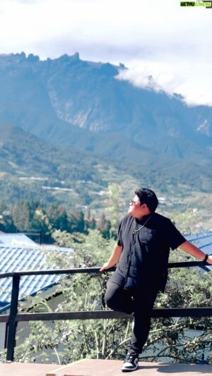 Eric Fuzi Instagram - Setiap tahun mesti ada je kerja yang kena datang sini..
Tapi sampai skg belum ada bah Sumandak Sabah…
Tapi saya setia pada yang satu! Satu di Ampang,Satu di Puchong, Satu di Kajang, Satu Di Balakong, Satu di Ranau,Satu di KK, Satu di Kundasang… bla bla bla