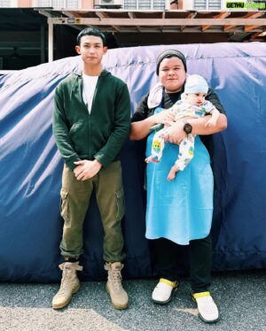 Eric Fuzi Instagram - Salam kenal, Adam & Hatim. Oh, and our baby. 👊🏾💘

Strim di Astro Go

📣: @ajakshiro @darushasib 
🎥: @baba_cam_house 
#AstroWarna