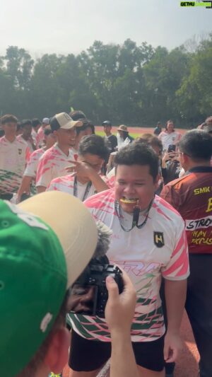 Eric Fuzi Instagram - Kenapa medal saya tak sama warna dgn medal @amsyar_leee  @rodykristal @ryanfahmibakery @azmi_saat ?? @era.je @haniff_hamzah @tajulofficial @wannsahmad_official @nabilzira