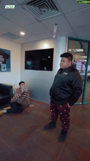 Eric Fuzi Instagram - Siapa ingat lagi scene dalam Melur vs Rajawali? Malik ni tak pernah berubah lah, dari kecik sampai besar suka betul dia merungut, ada je benda tak puas hati dengan orang. Nasib baik ada Haji Mustafa tolong nasihatkan dia sikit. 😂 #sharERA #3PAGIERA @jaasuzuran @nabilzira @radin_era @azadsyaziraroses