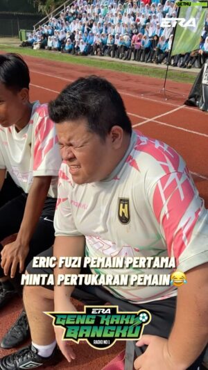 Eric Fuzi Instagram - @ericfuzi_f88 pemain pertama yang mintak tukar player 🤣 Nampak lah penat tu 😂 Tapi basah kotor macam mana pun baju tetap lawoooo!! 

Jersey: ERA X @peak.kl

#sharERA #GengKakiBangkuERA #ERARadioNo1PalingLegit
