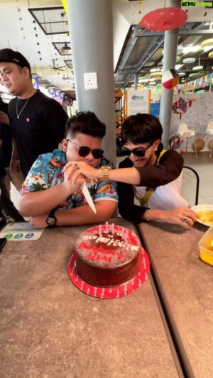 Eric Fuzi Instagram - 31 tahun umur abang, ni 1st time owh celebrate bday kt RnR! RnR Rawang pulak tu! Hahahaha.. tapi yang bestnya semua ada! Tiap2 tahun mmg selalu berkongsi moment celebrate bday dgn @ayieelhamf88 

Thank U Floor 88 @amirfloor88 @akram_f88 @falique_floor88 @achoifloor88 , @iratahar @sarahsuhairi 

Mama Papa pun ada @acikkayo6201 @fuzishaari 

And The Roadie @abcdejzainal @amir.adli91 @hdrhsn7 @hrzfrhn @fariqmacfly
